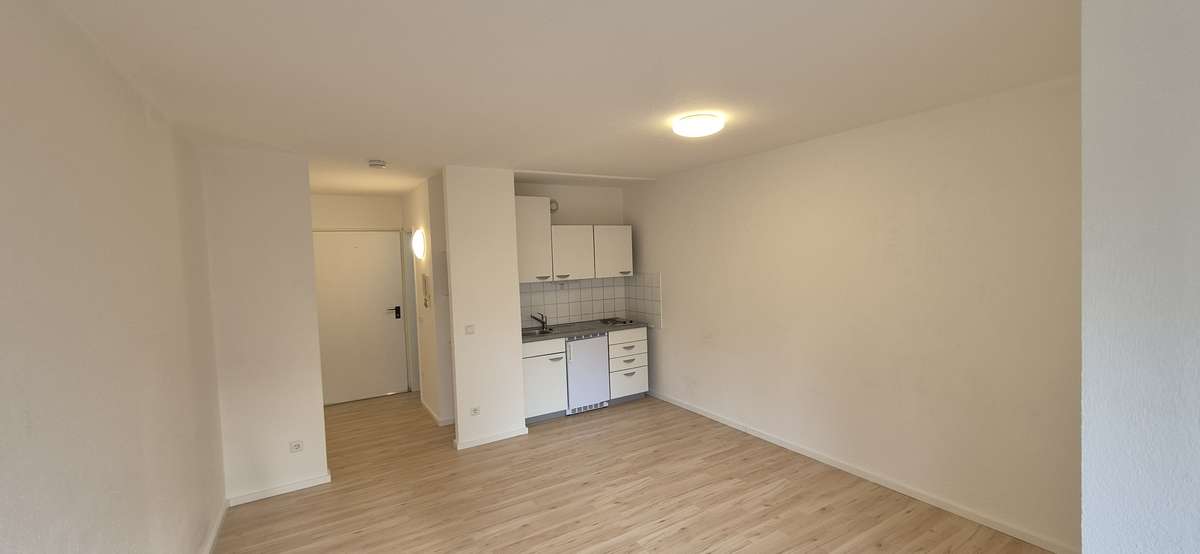 Apartment mit kleiner Einbauküche und Balkon - Foto 2